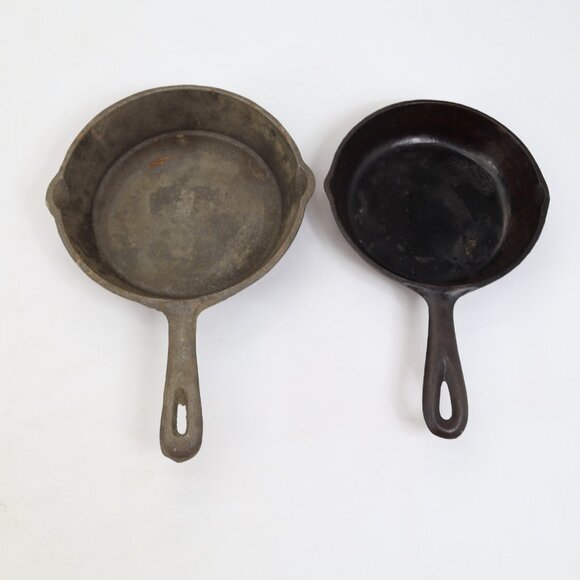 Antique Lot of 2 Unmarked Cast Iron Skillets Small Frying Pan Smoke Rings - Picture 1 of 11